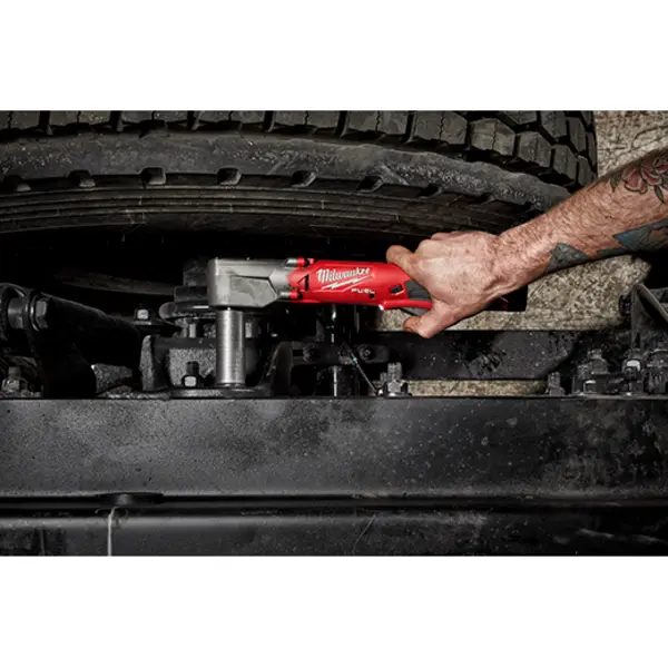 milwaukee-2565p-20-m12-fuel-1-2-right-angle-impact-wrench-with-pin-detent-usage-car-tire