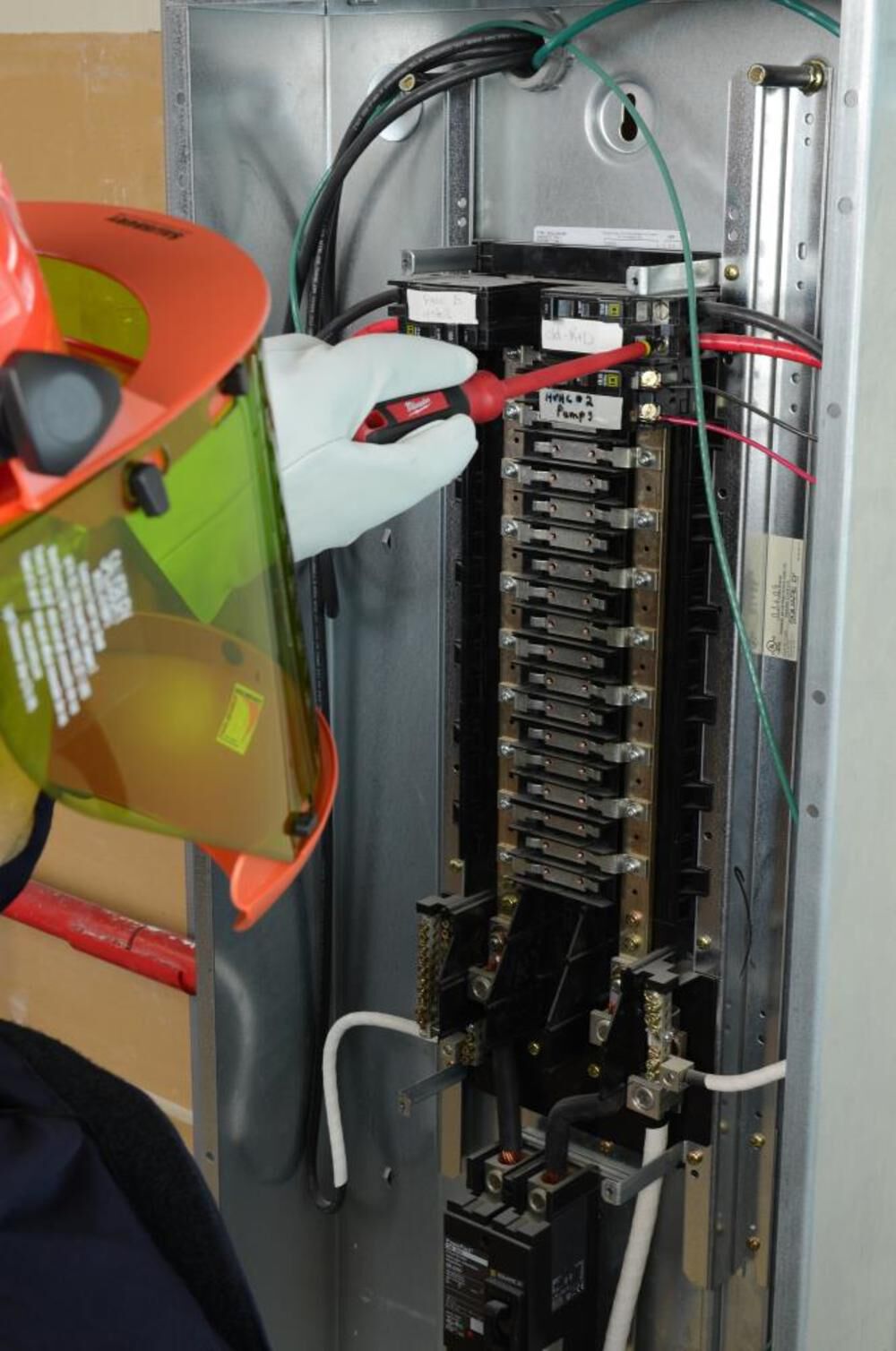 Milwaukee 4-Piece 1000V Insulated Screwdriver Set with Roll Pouch - Image 9